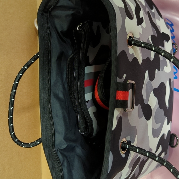 Grey Camo Neoprene Crossbody Purse Brand New - Picture 14 of 15